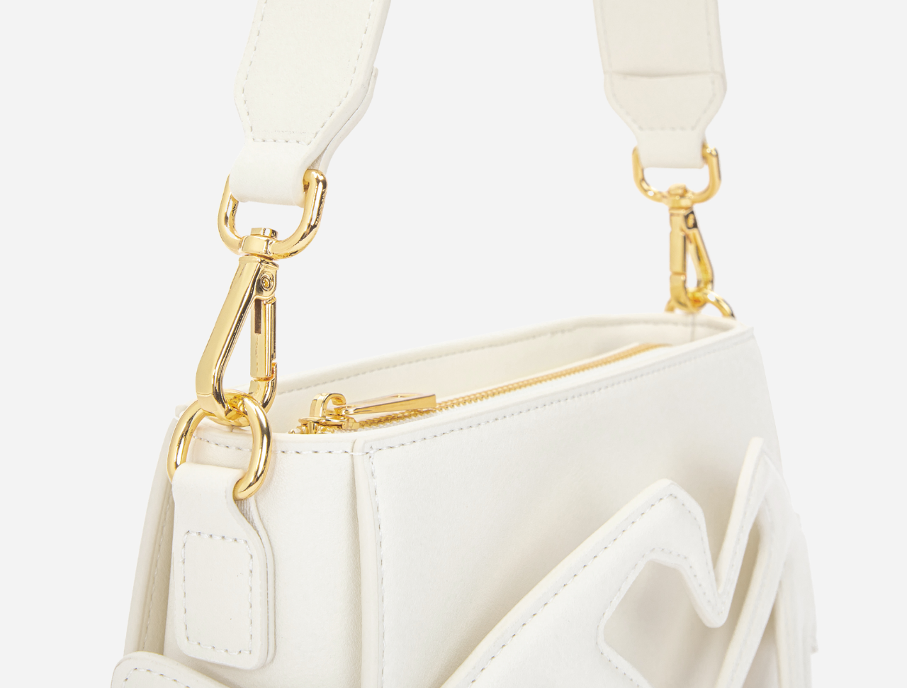 Sac blanc avant-gardiste en cuir pour femme, design élégant et moderne.